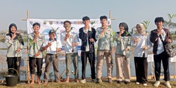 Undip Batang Tanam Mangrove untuk Lindungi Pesisir Denasri Kulon