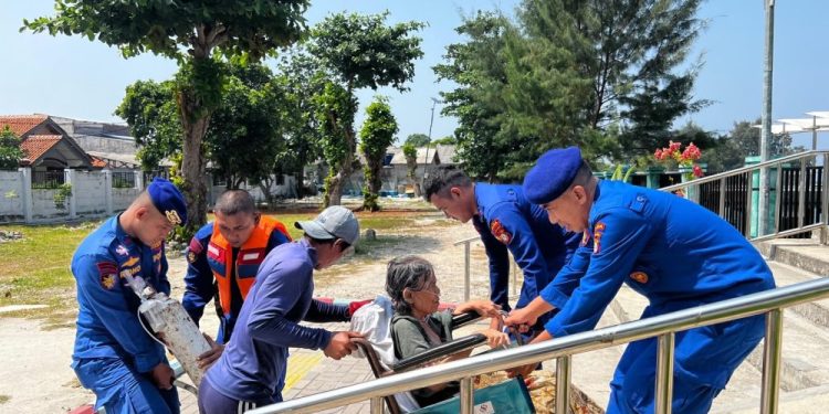 Polda Metro Jaya Evakuasi Lansia Sakit di Kepulauan Seribu