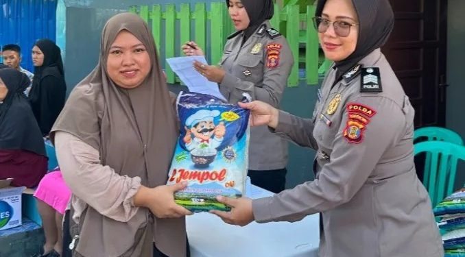 Polwan Polda Kaltim dan Bhayangkari Distribusikan 100 Paket Beras di Balikpapan