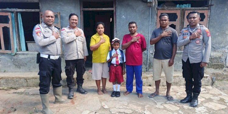 Siswa di TTS Terima Bantuan Sekolah dari Kapolda NTT Usai Video Viral
