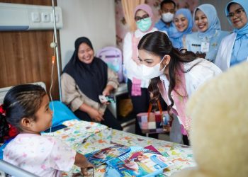 Selvi Gibran Kunjungi RSUD Arifin Achmad, Beri Dukungan pada Anak Penderita Kanker