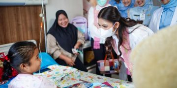 Selvi Gibran Kunjungi RSUD Arifin Achmad, Beri Dukungan pada Anak Penderita Kanker