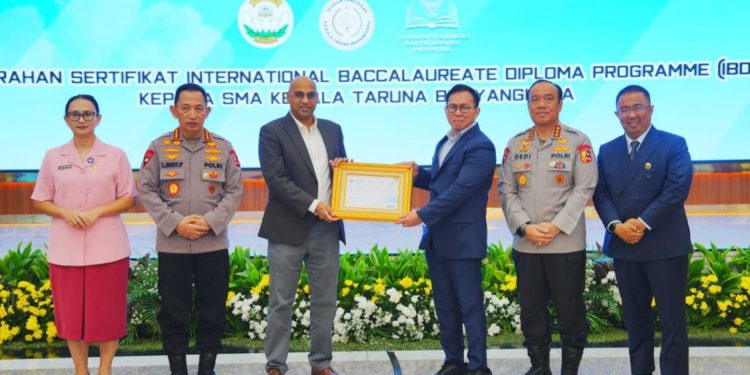 Kapolri Terima Sertifikat IBDP untuk SMA KTB, Dorong Generasi Muda Menuju Indonesia Emas 2045