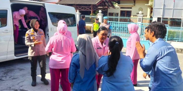 Pengurus Kemala Bhayangkari Polda DIY Kunjungi Dapur SPPG Panembahan untuk Program Makan Bergizi