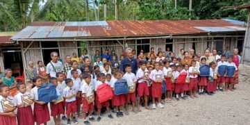 Kapolda NTT Berikan Bantuan Tas dan Buku untuk Siswa di Pedalaman TTS