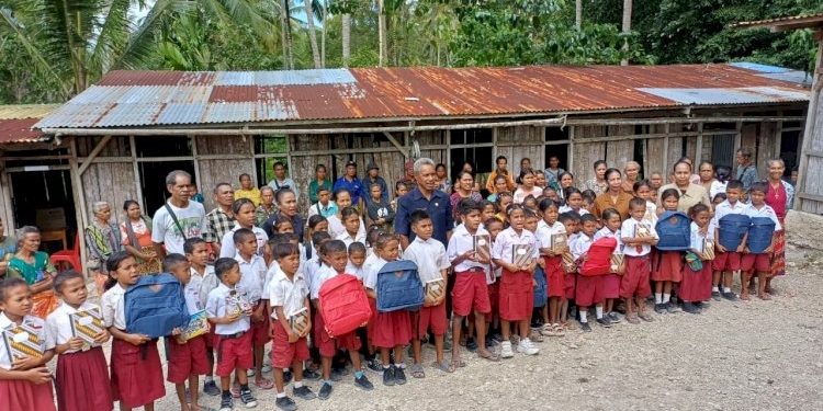Kapolda NTT Berikan Bantuan Tas dan Buku untuk Siswa di Pedalaman TTS