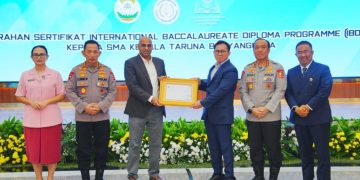 Kapolri Terima Sertifikat IBDP untuk SMA KTB, Dorong Generasi Muda Menuju Indonesia Emas 2045