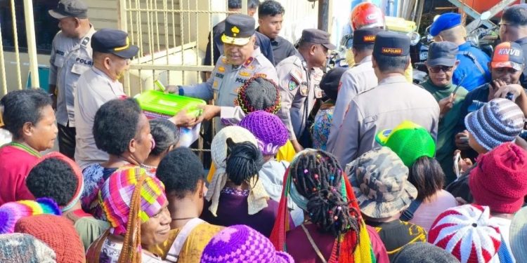 Polda Papua Tengah Salurkan Bantuan Sosial ke Pedagang Pasar di Nabire