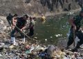 Kolaborasi TNI dan Warga Tapaktuan Bersihkan Sungai untuk Cegah Banjir