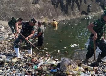 Kolaborasi TNI dan Warga Tapaktuan Bersihkan Sungai untuk Cegah Banjir