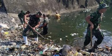 Kolaborasi TNI dan Warga Tapaktuan Bersihkan Sungai untuk Cegah Banjir