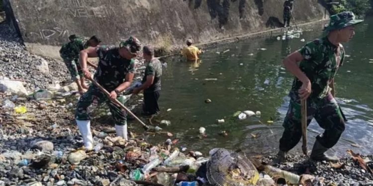 Kolaborasi TNI dan Warga Tapaktuan Bersihkan Sungai untuk Cegah Banjir