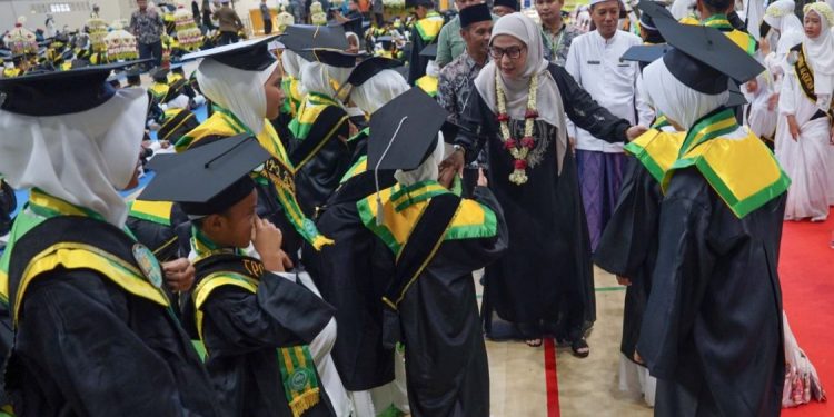 Ratusan Santri di Banjarbaru Resmi Diwisuda dalam Acara Akbar