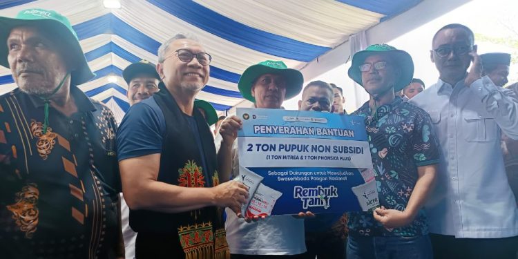 Petani Aceh Besar Dapat Bantuan 2 Ton Pupuk Non-Subsidi