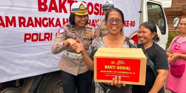 Polda Bali Distribusikan 300 Paket Sembako di Pasar Kumbasari