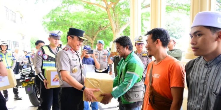 Polda Jambi Salurkan Ribuan Paket Sembako Sambut Hari Bhayangkara ke-80