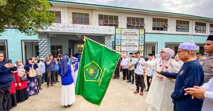 Wali Kota Banjarbaru Ajak Hijrah Digital, Ribuan Santri Meriahkan Pawai 1 Muharram di Cempaka