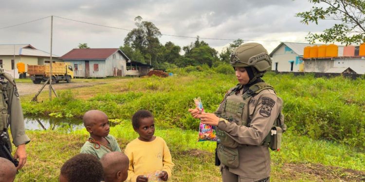 Polwan Operasi Damai Cartenz-2026 Tingkatkan Kedekatan dengan Aksi Humanis