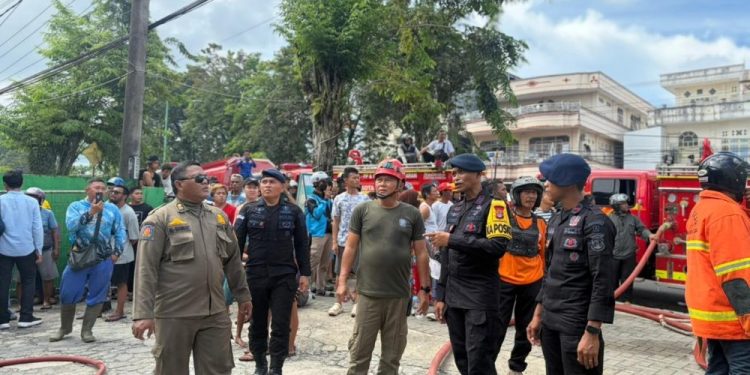 Brimob Polda Kaltara Cepat Tanggap Atasi Kebakaran di Tarakan