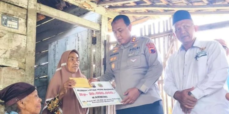 Polres Blora Lakukan Bedah Rumah untuk Tiga Warga