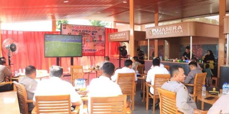 Kapolres Kutim Gelar Nobar Piala Dunia Bersama Warga Sangatta