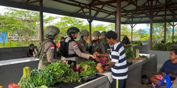 Kehadiran Polwan di Pasar Keyabi Nduga Tingkatkan Rasa Aman dan Nyaman