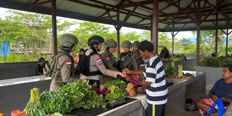 Kehadiran Polwan di Pasar Keyabi Nduga Tingkatkan Rasa Aman dan Nyaman