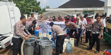 Polda Lampung Distribusikan 16.000 Liter Air Bersih di Pesawaran untuk Hari Bhayangkara
