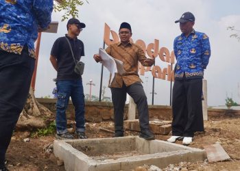 Bupati Batang Tinjau Proyek Trotoar di Alun-Alun Bandar