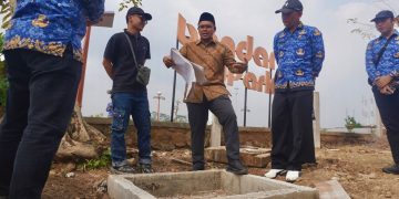Bupati Batang Tinjau Proyek Trotoar di Alun-Alun Bandar