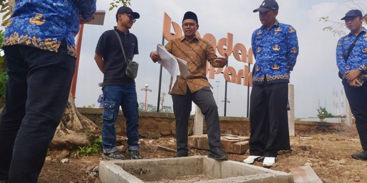 Bupati Batang Tinjau Proyek Trotoar di Alun-Alun Bandar
