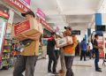 Polri Bagikan 750 Paket Sembako di Terminal Kampung Rambutan