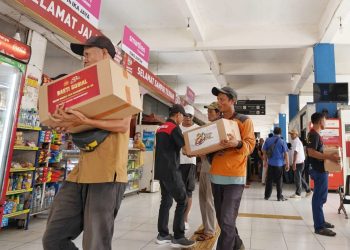 Polri Bagikan 750 Paket Sembako di Terminal Kampung Rambutan
