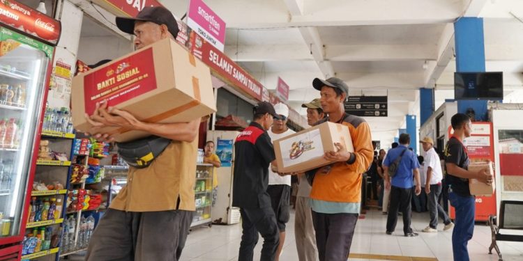 Polri Bagikan 750 Paket Sembako di Terminal Kampung Rambutan
