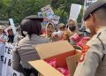Polwan Negosiator PMJ Berikan Pelayanan Humanis di Aksi Monas