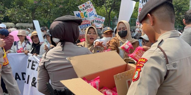 Polwan Negosiator PMJ Berikan Pelayanan Humanis di Aksi Monas