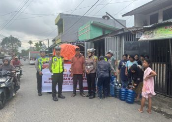 Polres Indragiri Hilir Adakan Pembagian Air Bersih Sambut Hari Bhayangkara ke-80