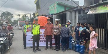 Polres Indragiri Hilir Adakan Pembagian Air Bersih Sambut Hari Bhayangkara ke-80
