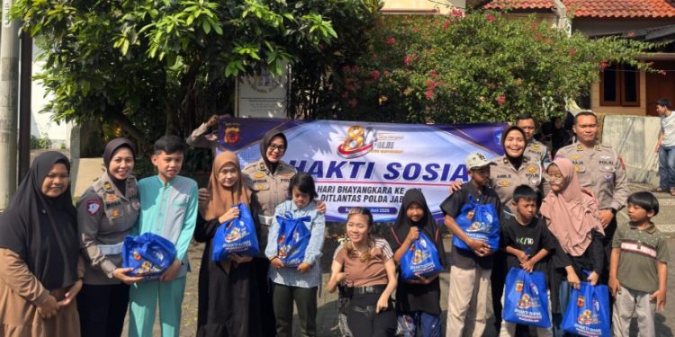 Ditlantas Jabar Rayakan HUT Bhayangkara ke-80 dengan Bansos dan Edukasi Lalu Lintas