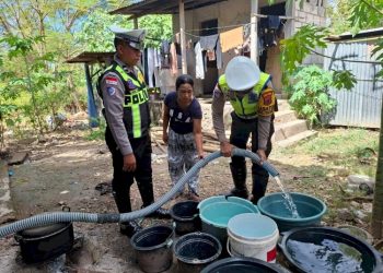 Polres Sumba Timur Distribusikan 10.000 Liter Air Bersih di Hari Bhayangkara ke-80