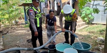 Polres Sumba Timur Distribusikan 10.000 Liter Air Bersih di Hari Bhayangkara ke-80