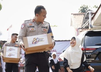 Polres Sumba Timur Distribusikan 10.000 Liter Air Bersih untuk Warga Padadita di Hari Bhayangkara