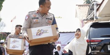 Polres Sumba Timur Distribusikan 10.000 Liter Air Bersih untuk Warga Padadita di Hari Bhayangkara