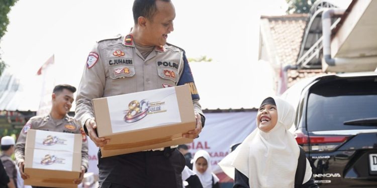 Polres Sumba Timur Distribusikan 10.000 Liter Air Bersih untuk Warga Padadita di Hari Bhayangkara