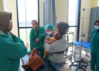 Operasi Bibir Sumbing dan Palato Digelar di Hari Bhayangkara Ke-80, Kabid Kesjas dan Karumkit Pantau Langsung