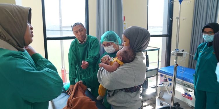 Operasi Bibir Sumbing dan Palato Digelar di Hari Bhayangkara Ke-80, Kabid Kesjas dan Karumkit Pantau Langsung
