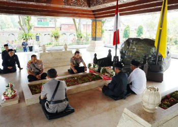 Kapolri Lakukan Ziarah ke Makam Presiden RI Sebagai Refleksi Nilai Kebangsaan