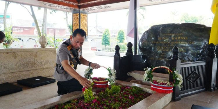 Kapolri Ziarah ke Makam Soekarno untuk Refleksi Nilai Kebangsaan