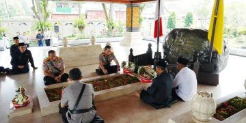 Kapolri Lakukan Ziarah ke Makam Presiden RI Sebagai Refleksi Nilai Kebangsaan