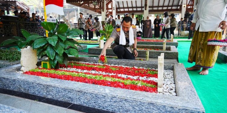 Kapolri Ziarah ke Makam Gus Dur untuk Kenang Reformasi Jelang Hari Bhayangkara
